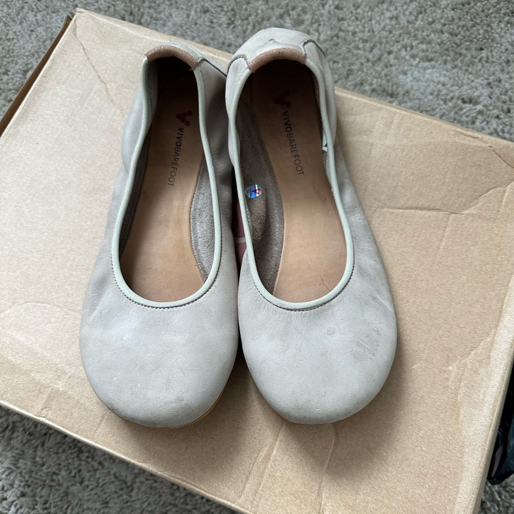Vivobarefoot cream colored size 9/EU 40 flats